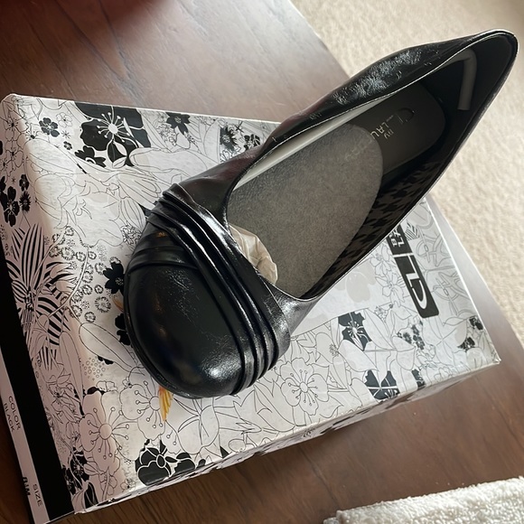 Cl by Laundry.  Sallie Smooth black pumps size 39 (8.5). Like new with box - Picture 2 of 8